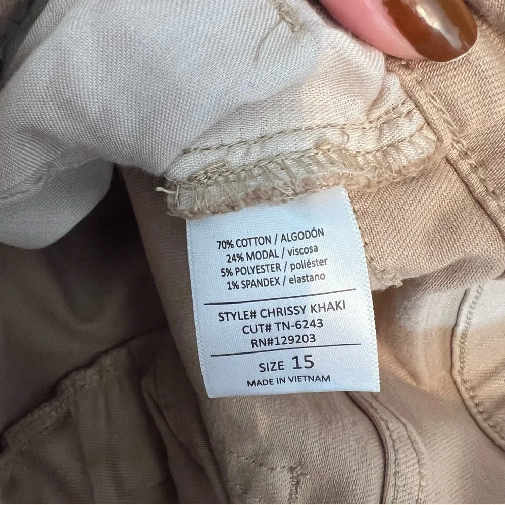 NWT Chrissy Classic Straight Leg Jeans Size: 15 Color : Beige